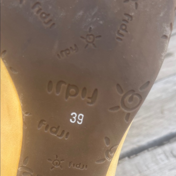 Women’s Fidji Yellow Pointed-Toe Slingback Heels - Picture 5 of 5